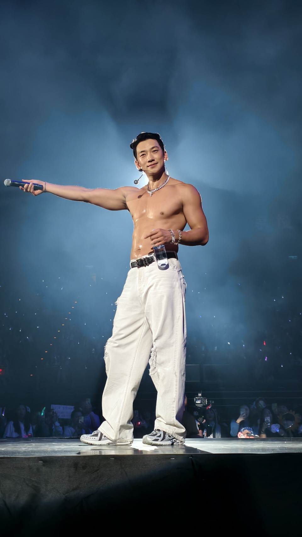 Rain小巨蛋熱情放送好身材。（圖／讀者提供）