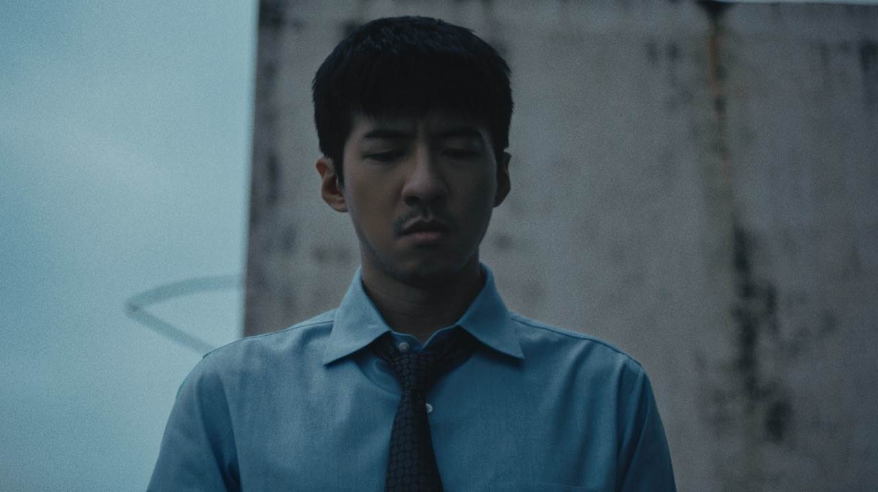 傅孟柏劇中站在天台高樓邊緣。（圖／樂波時代提供）