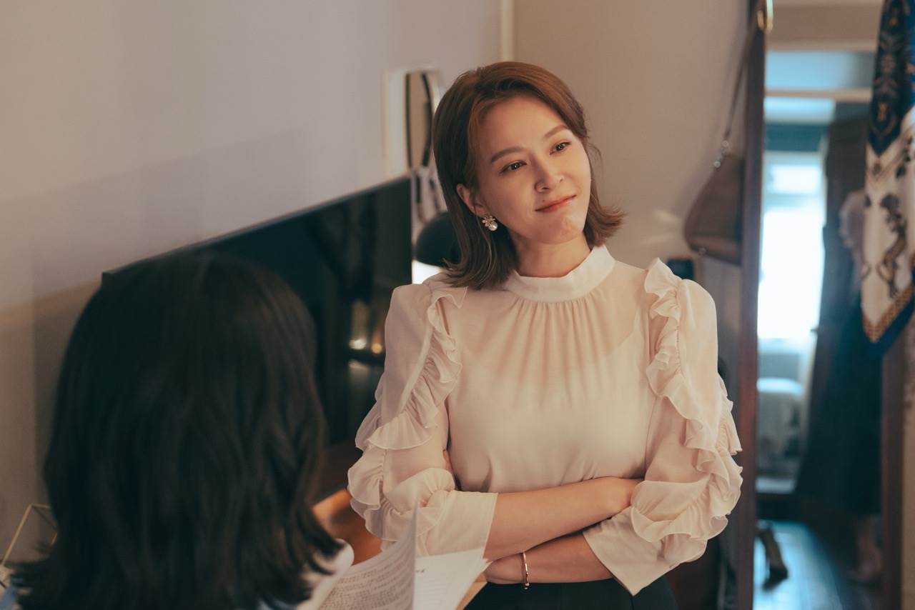 蘇晏霈飾演雙面女租客騙租，穿著名貴品牌。（圖／公視台語台提供）