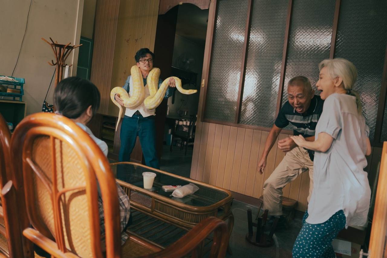 唐從聖在《人生只租不賣》帶黃金蟒蛇寵物霸氣登場。（圖／公視台語台提供）