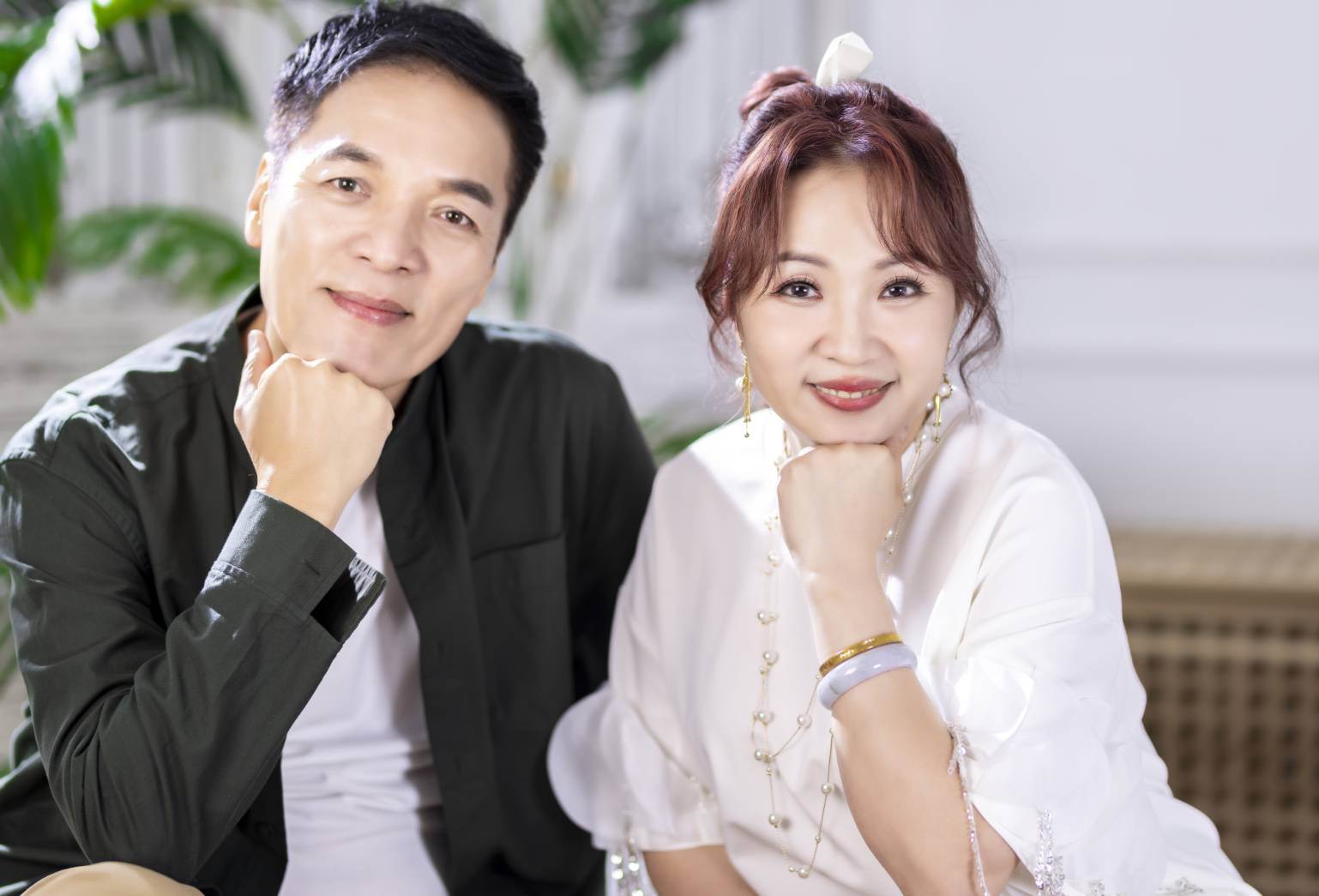 小貞姐姐特別邀請資深演員朱永德合唱。（圖／小貞姐姐提供）