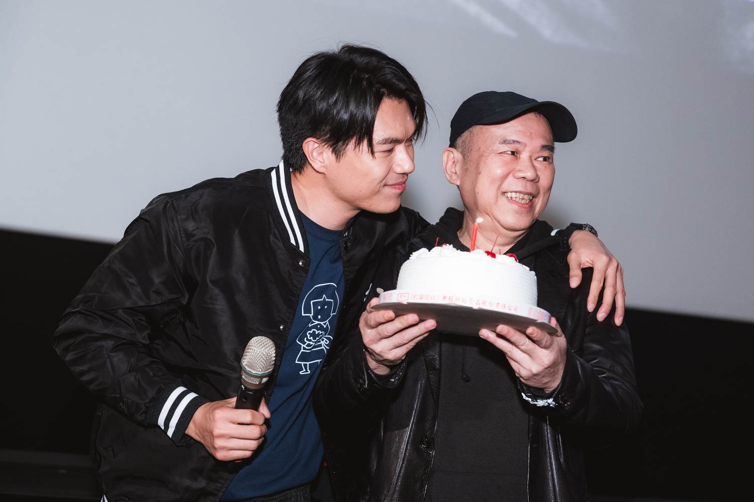 導演陳玉勳（右）驚喜現身，替即將生日的演員柯煒林慶生，現場超過600名觀眾齊唱〈生日快樂歌〉氣氛溫暖動人。（圖／華文創）