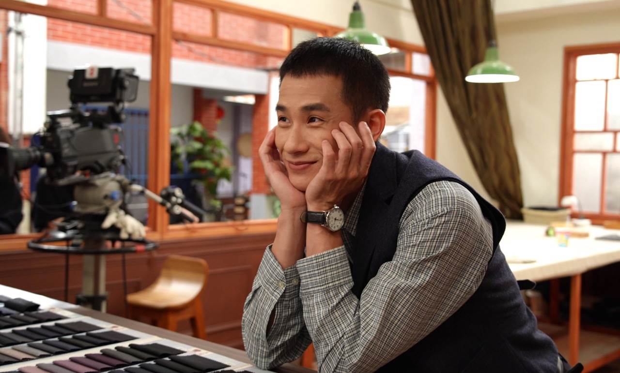 盧彥澤看同劇演員拍吻戲看得十分入迷。（圖／台視提供）