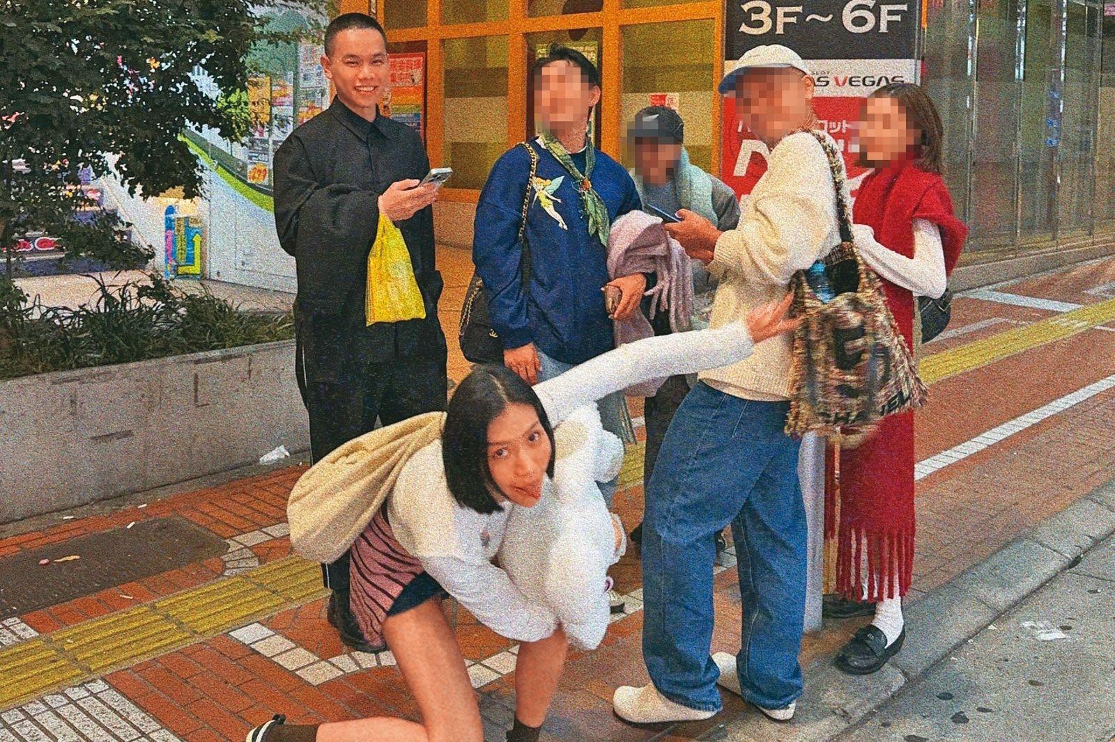 莫莉（前）與經紀人Henry（後排左一）捲入因被詐騙間接造成前助理自殺未遂的風波。（圖／翻攝自Henry IG）