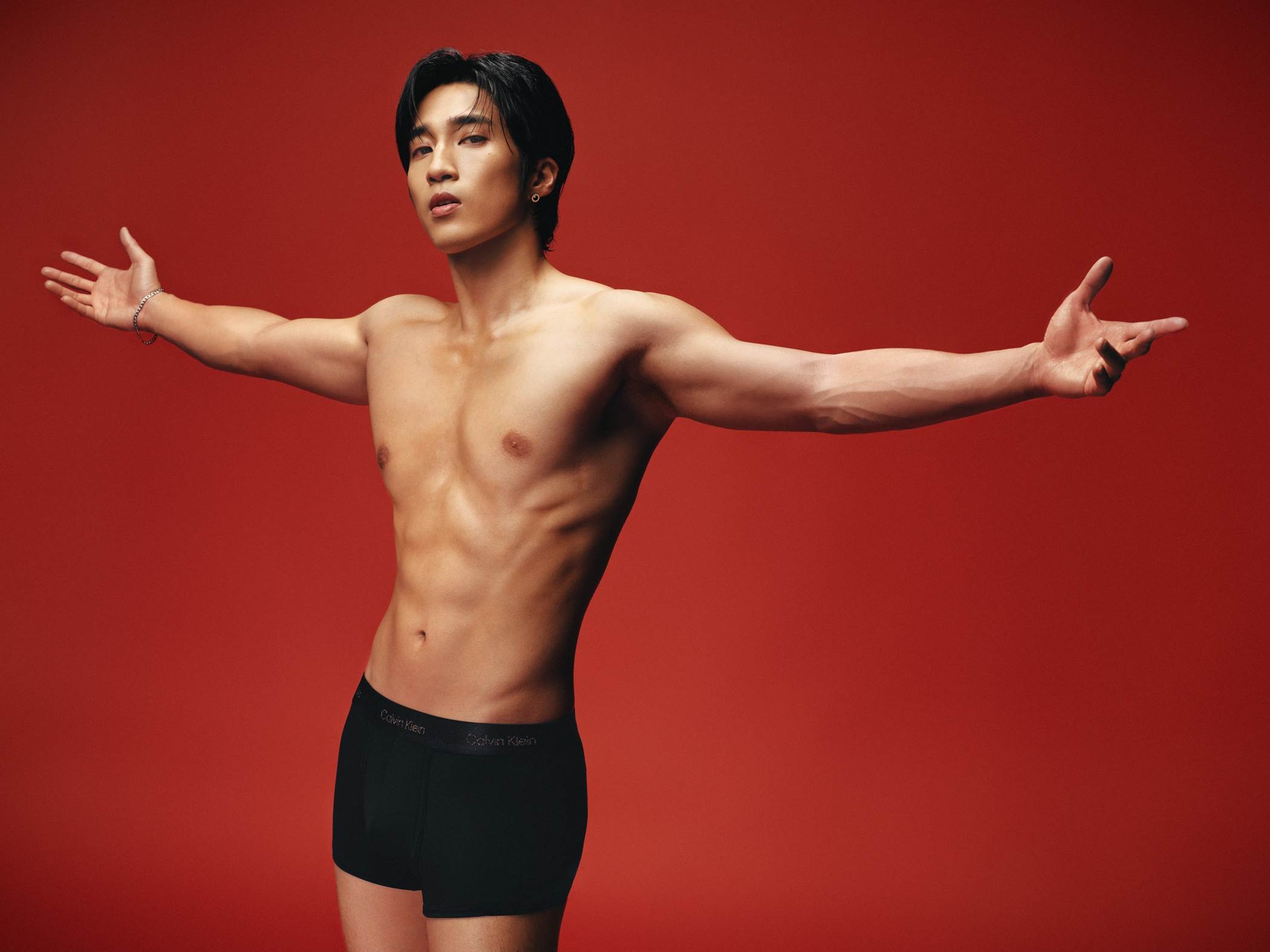 婁峻碩在休息空檔同步「操肌」。（圖／品牌提供）