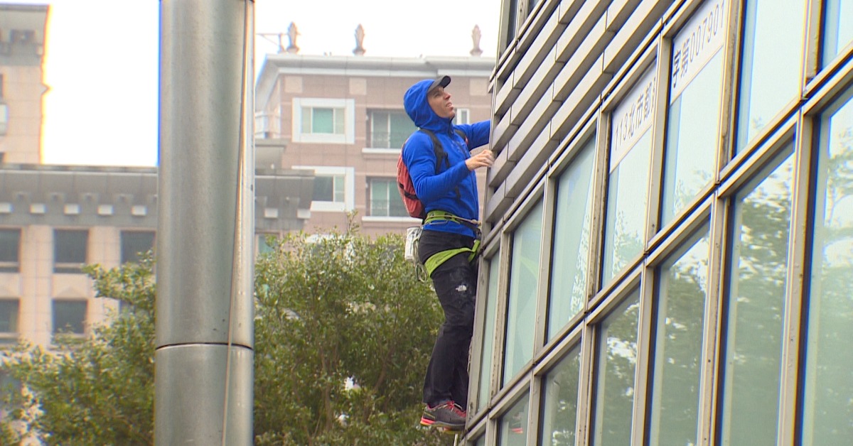 艾力克斯霍諾德一早也到101進行彩排。（圖／東森新聞）