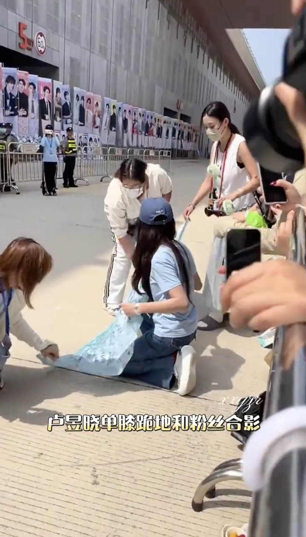 盧昱曉主動跪下與粉絲合照。（圖／翻攝自微博）