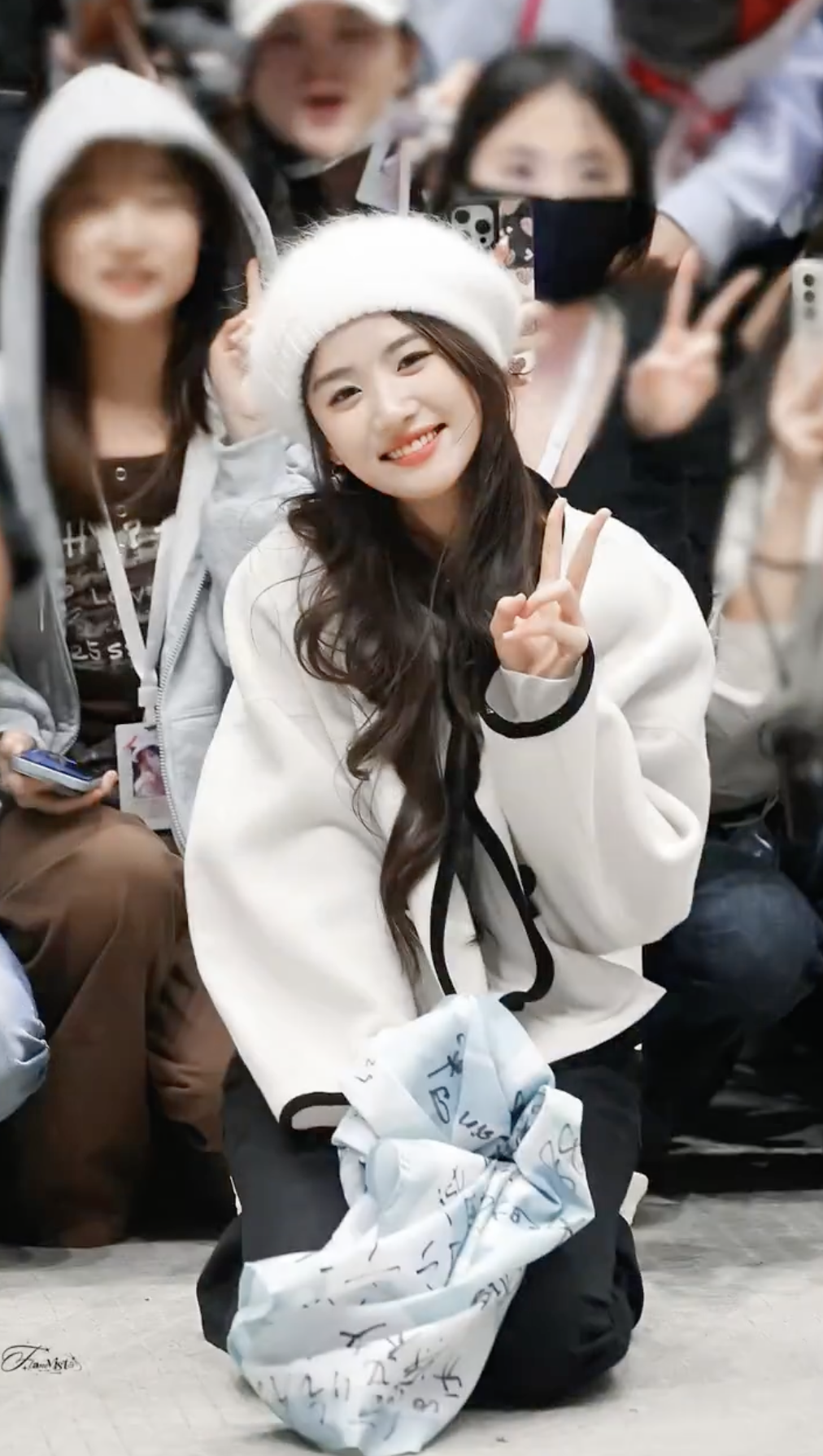 盧昱曉回應跪下合照原因。（圖／翻攝自微博）