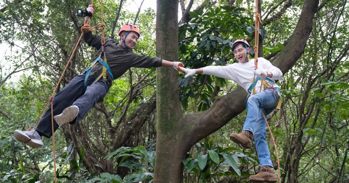 蔡昌憲（左）安排攀樹體驗，把陳冠霖吊上樹。（圖／台灣大哥大MyVideo提供）