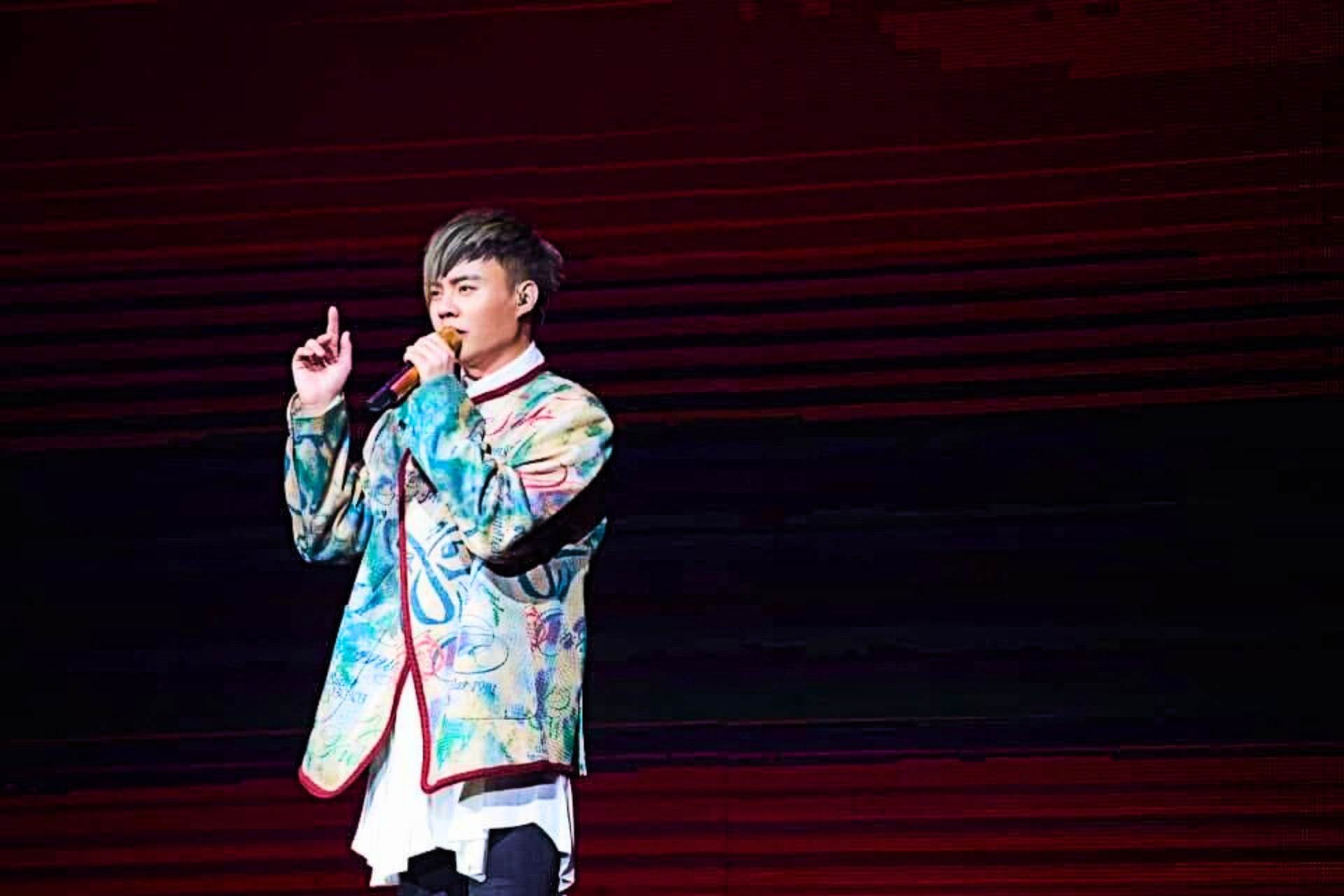 許富凱捐出珍藏的表演服義賣。（圖／何樂音樂提供）