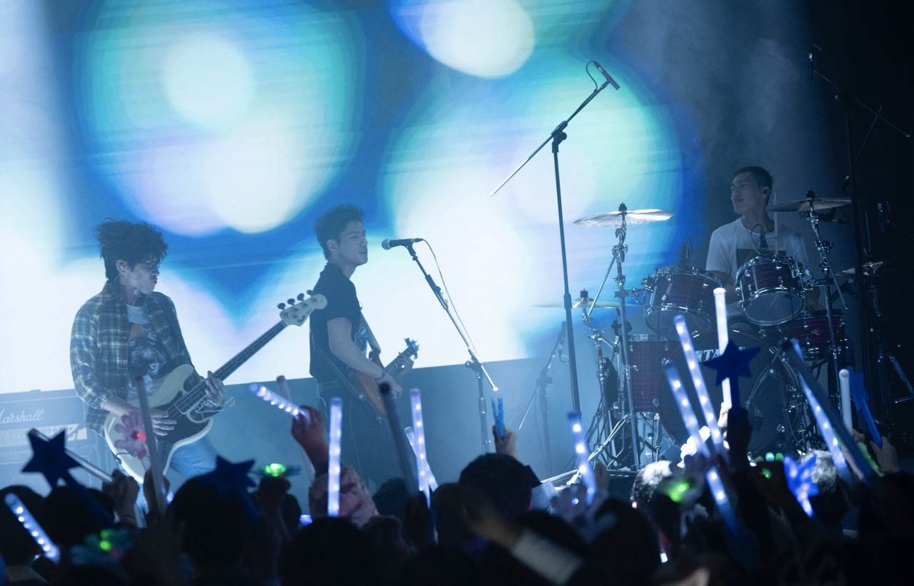 嚴藝文有別《影后》打造男子視角新劇《欠妳的那場婚禮》組樂團「馬子狗」 張孝全、朱軒洋開麥主唱。（圖／公視提供）