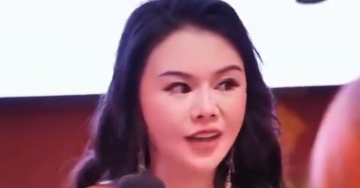 這位在大陸網路上掀起熱潮的講師周媛，在鏡頭前示範如何用眼神電暈對方。（圖／翻攝自微博）