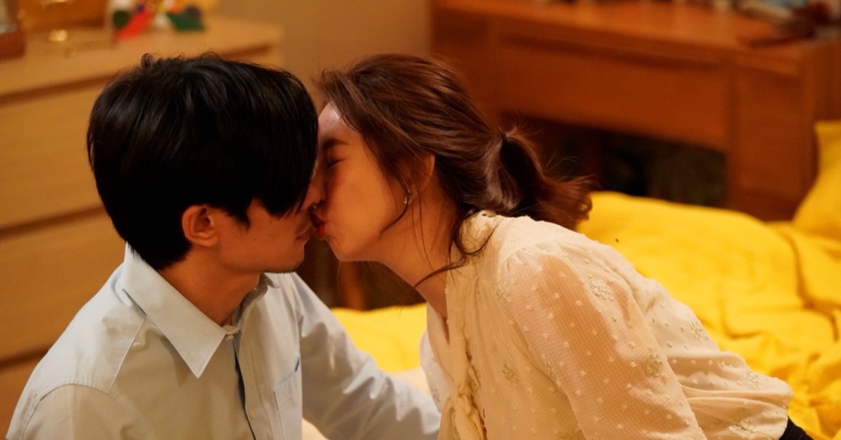 郭書瑤(右)發酒瘋「強吻」姚淳耀(左)。 (圖／彼此影業提供)