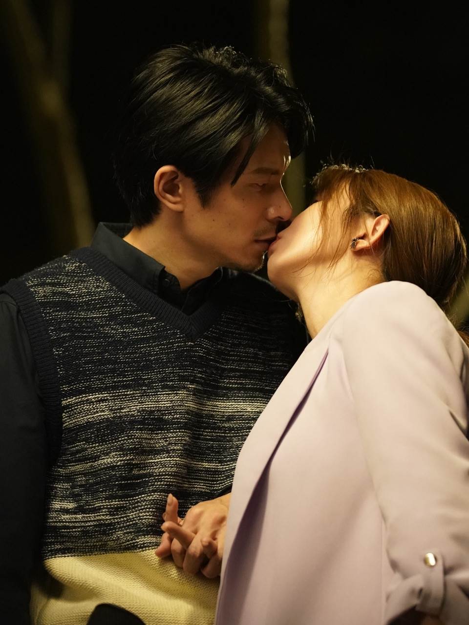 《何百芮的地獄戀曲》姚淳耀(左)被郭書瑤(右)主動索吻。(圖／彼此影業提供)
