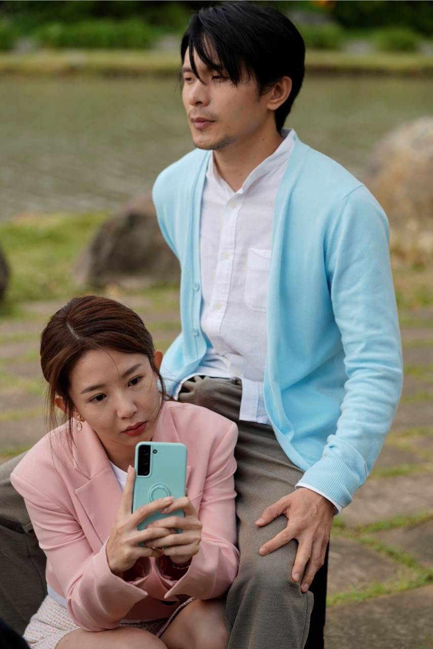 姚淳耀(右) 合照郭書瑤(左)「下半身突起」羞爆。(圖／彼此影業提供)