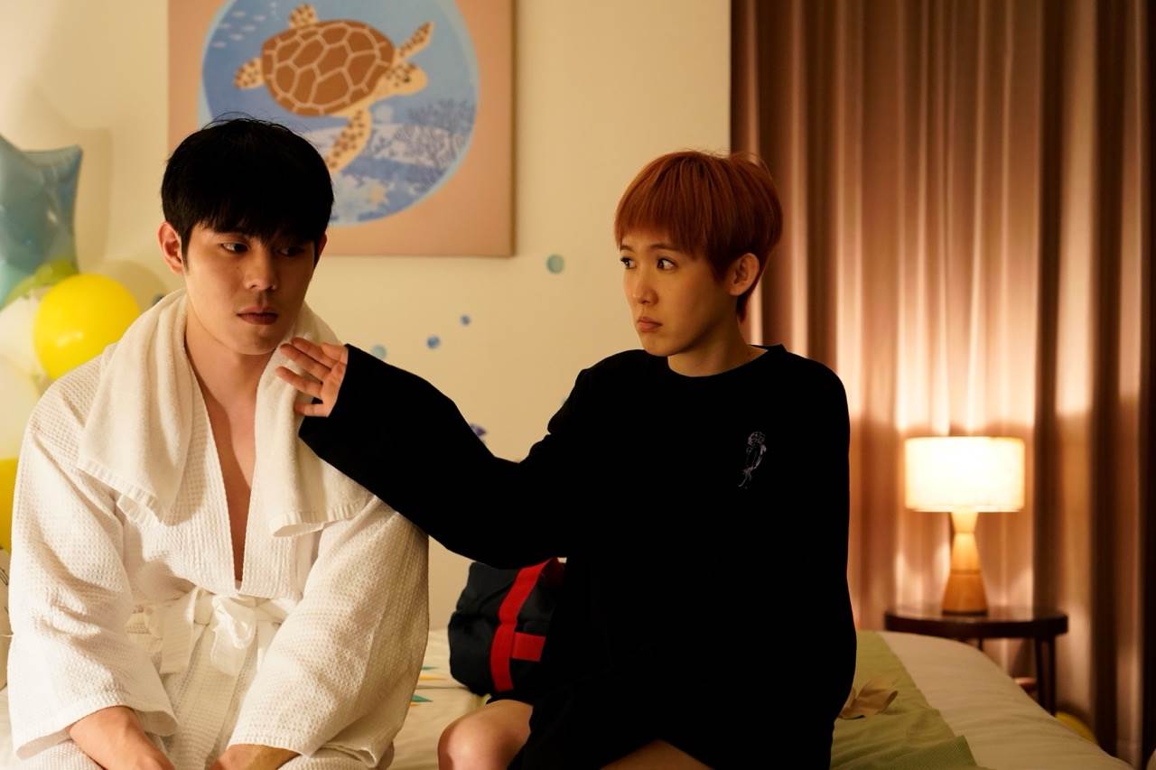 孫可芳(左)飯店與「性感浴袍男」詹懷雲(右)開房間。(圖／彼此影業提供)