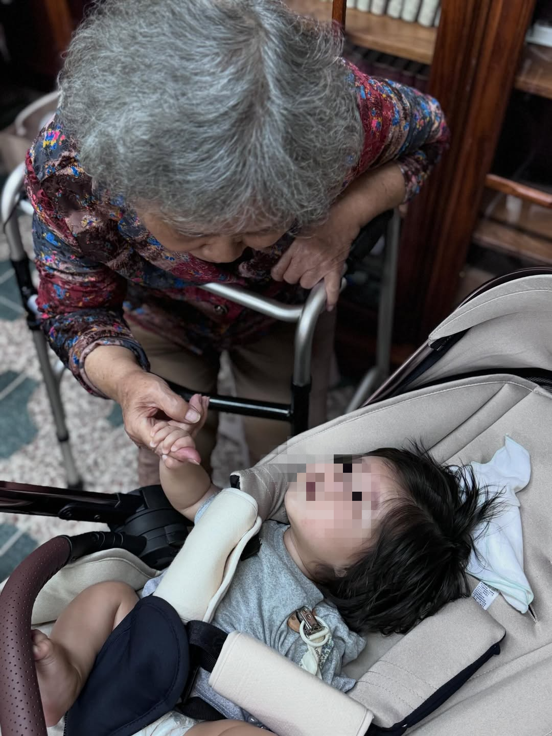 柔柔阿嬤眼神離不開小曾孫。（圖／翻攝自柔柔IG）