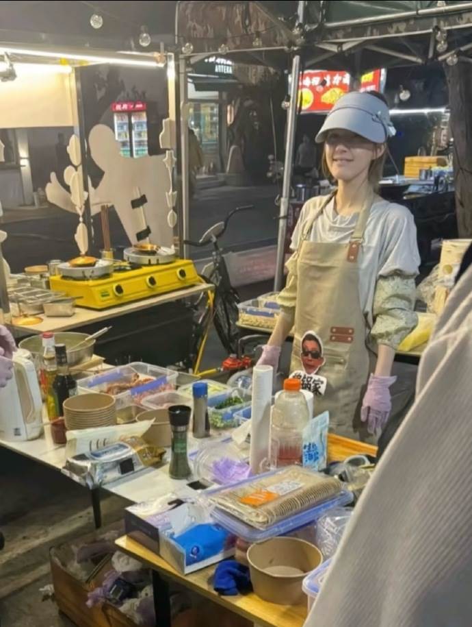 趙露思擺攤被認出。（圖／翻攝自微博）