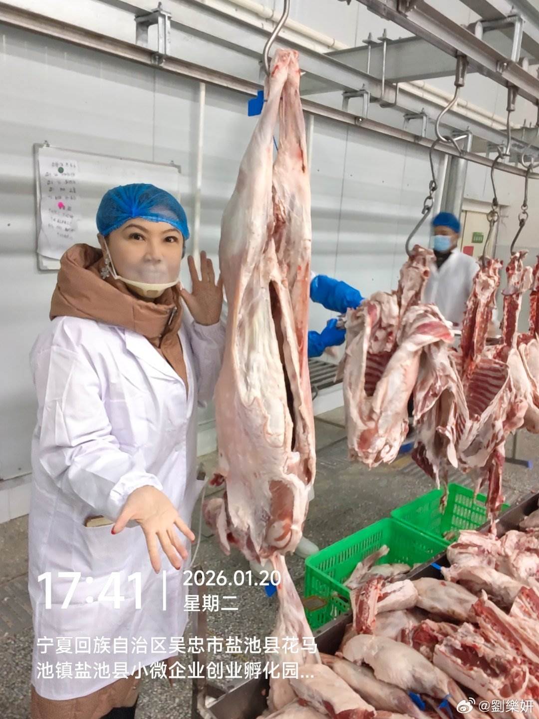 劉樂妍直播帶貨賣羊肉。（圖／翻攝自劉樂妍微博）