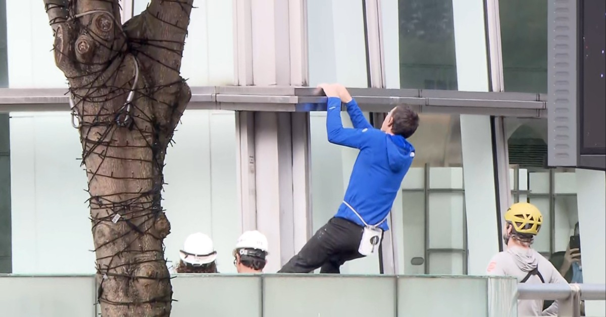 傳奇攀岩家AlexHonnold到101彩排場刊，也試爬了一下，為周六的登頂挑戰做足準備。（圖／東森新聞）