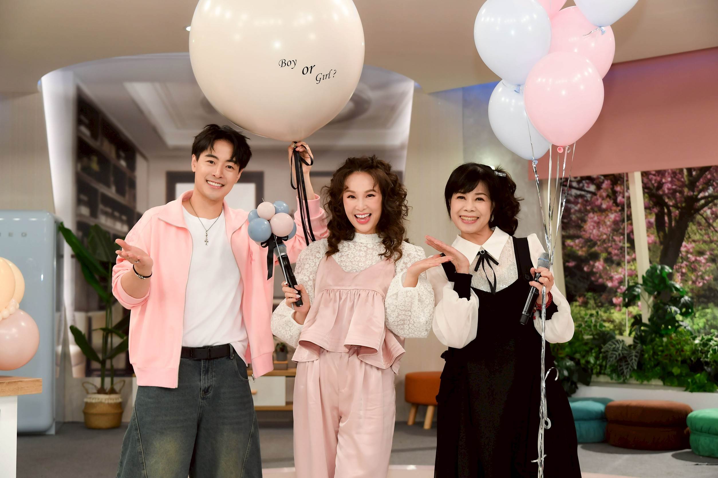 張齡予與WISH朱宇謀及「羊咩咩歌后」謝采吟一同揭曉性別。（圖／三立提供）