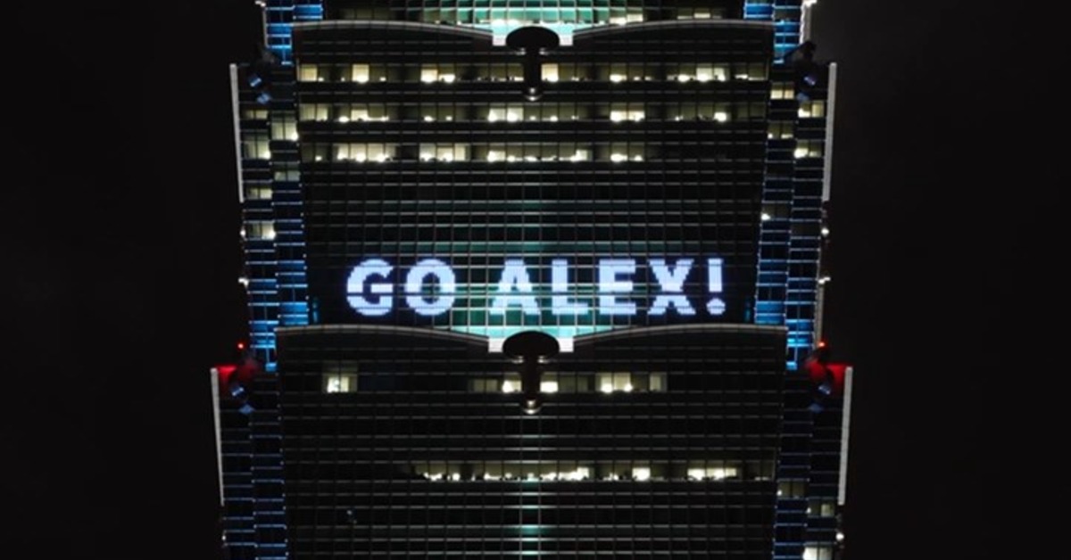 台北101今晚點燈幫霍諾德加油。（圖／東森新聞）