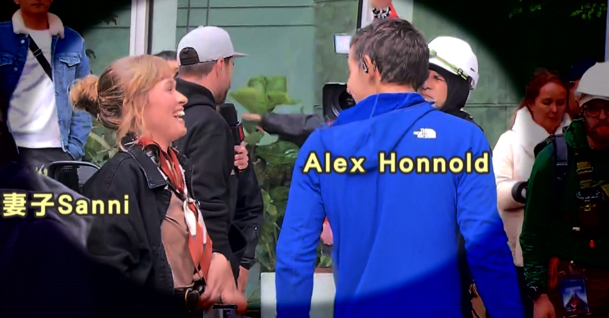 穿著藍色上衣的男子就是攀岩家Alex Honnold，他從車上下來後，深深擁抱他的妻子Sanni。（圖／東森新聞）