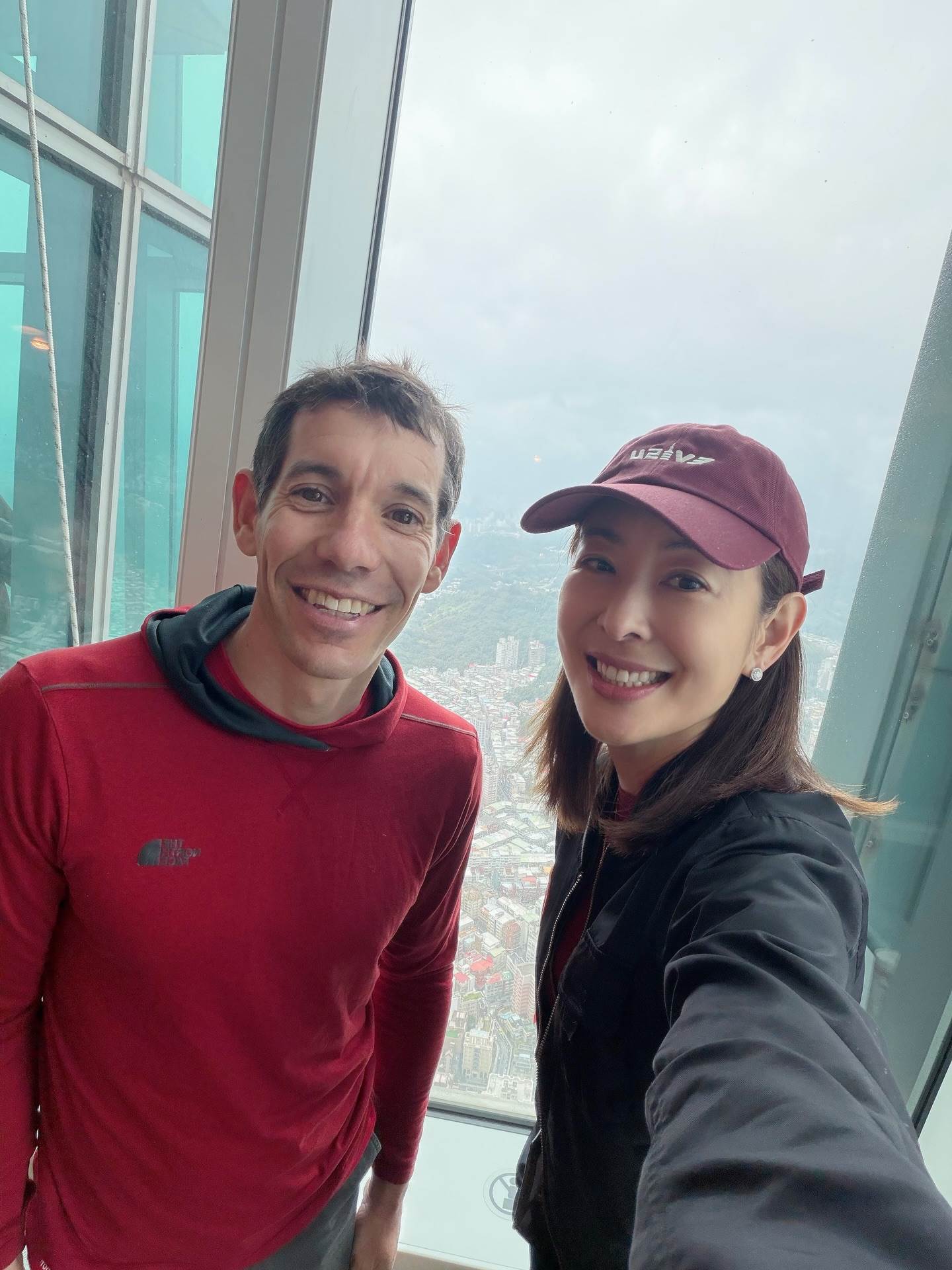 霍諾德明將徒手攀登上台北101。（圖／翻攝自臉書 @賈永婕的跑跳人生）