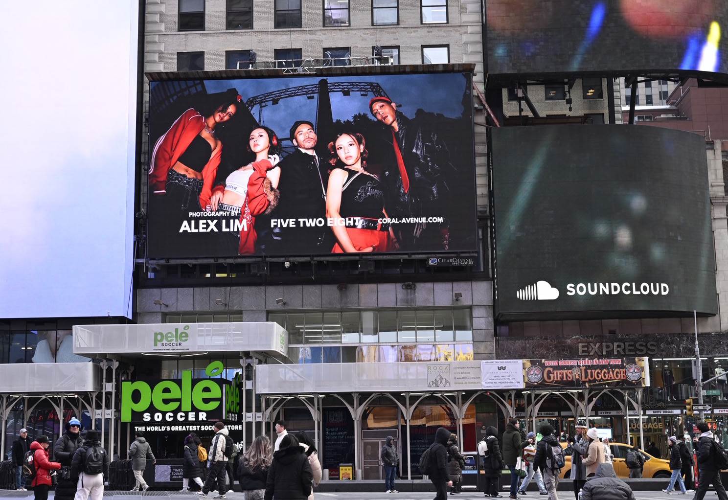 FIVE TWO EIGHT 五二八登上紐約國際時代廣場。（圖／阿卡莎納團隊提供）