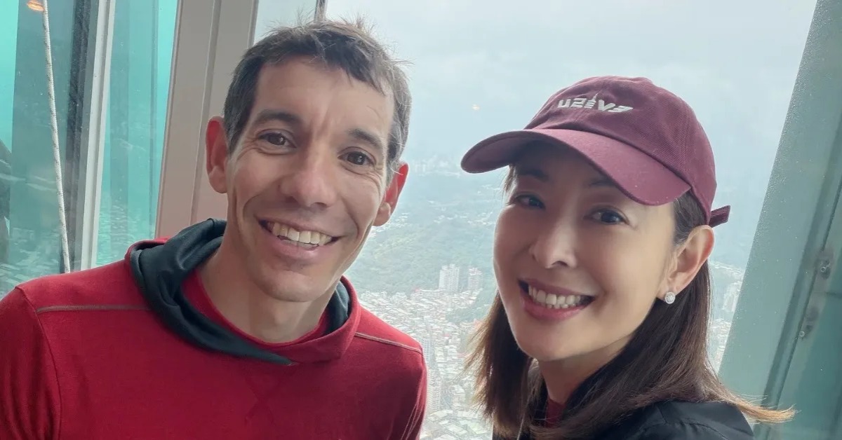 美國極限攀岩家霍諾德（Alex Honnold）與101董事長賈永婕。（圖／翻攝自臉書@賈永婕的跑跳人生）