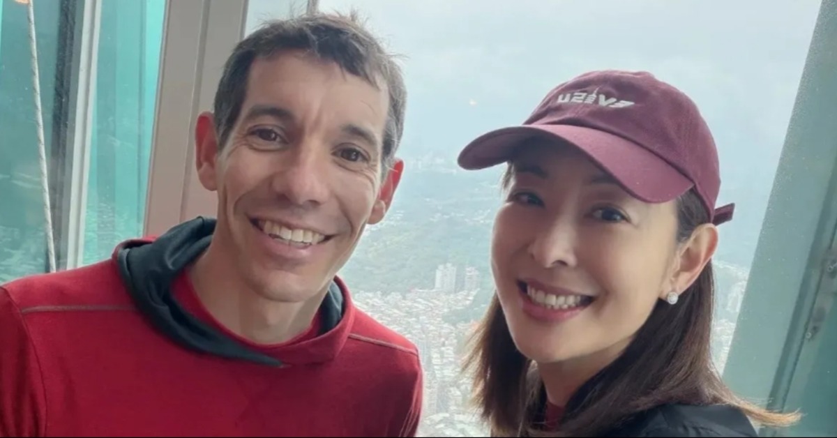 美國極限攀岩家霍諾德（Alex Honnold）與101董事長賈永婕。（圖／翻攝自臉書@賈永婕的跑跳人生）