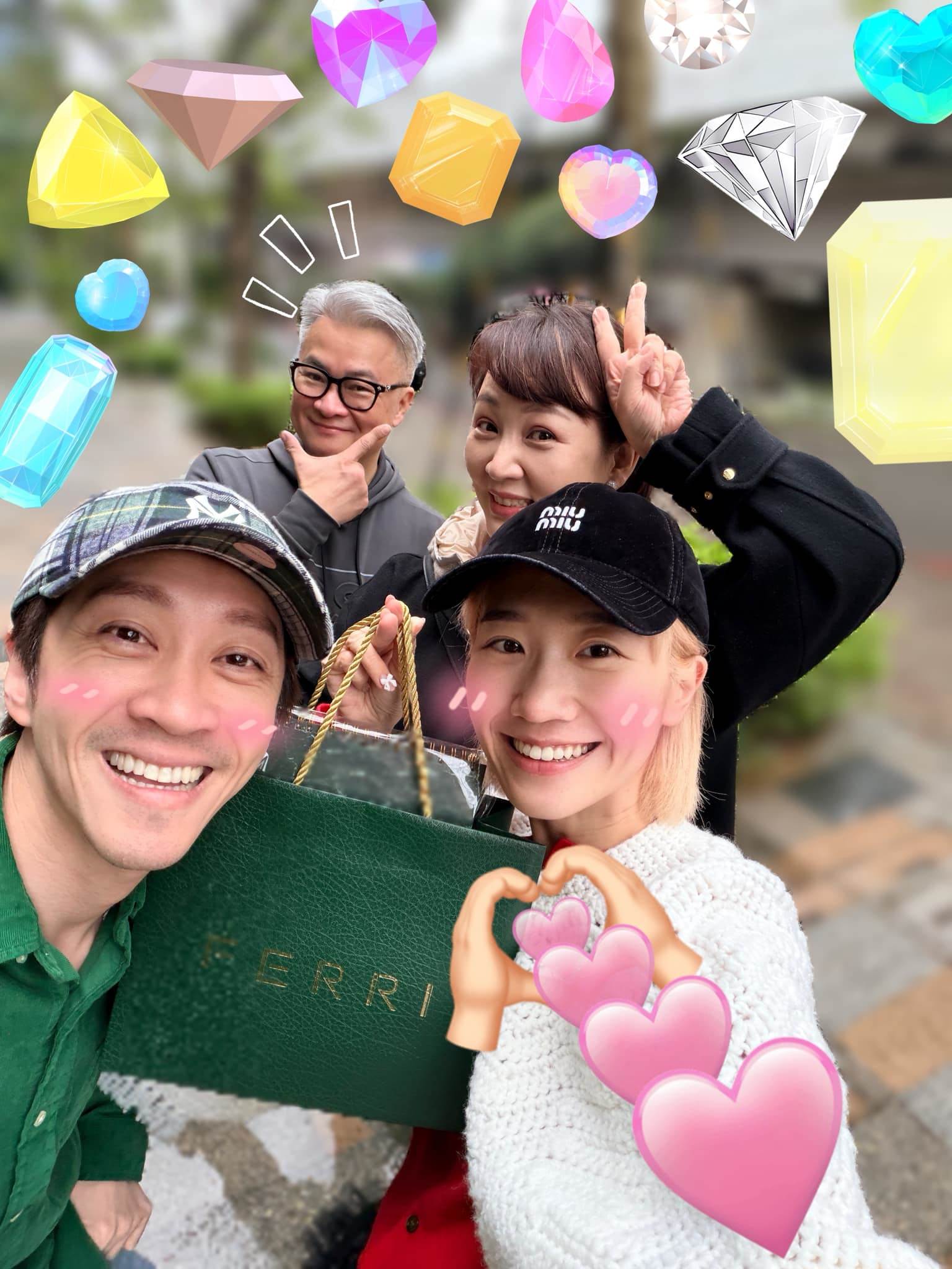 郁方夫妻送上珠寶大禮。（圖／翻攝自Lulu臉書）