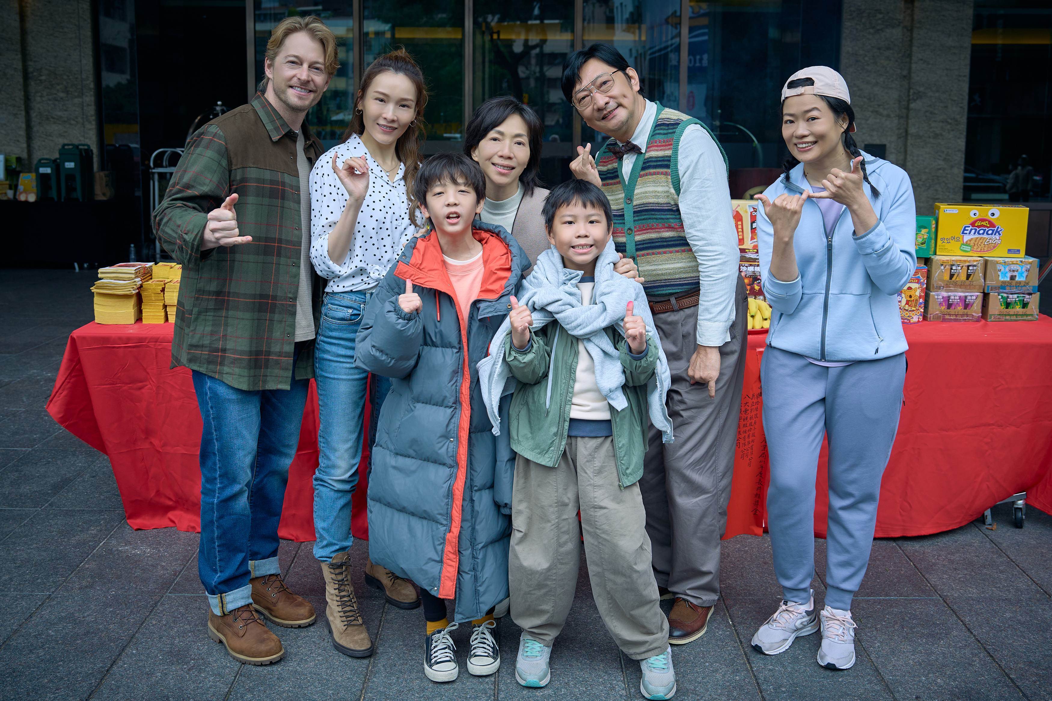 鄒暟澐、滕韋煦（前排左起）、法比歐（後排左起）李佳芯、萬芳、九孔、方意如出席開鏡儀式。（圖／柒拾陸號原子）