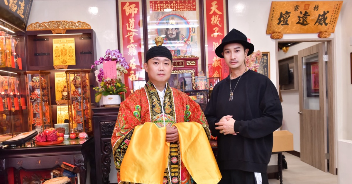 Darren（右）在片中飾演的莫月鼎，設定上是一位活躍於宋末元初、地位崇高的雷法宗師。（圖／北投映像電影）