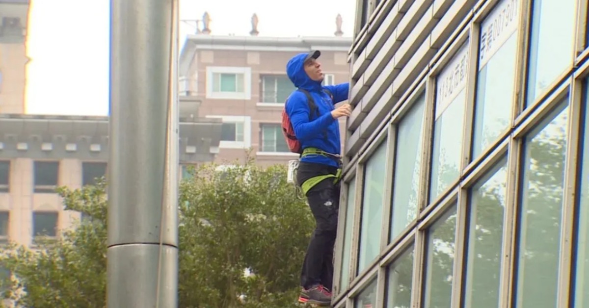 知名攀登家霍諾德（Alex Honnold）本週末將再度挑戰極限，計畫以全程無繩索、無安全裝備的方式，攀登全球最高摩天大樓之一的台北101。（圖／東森新聞）