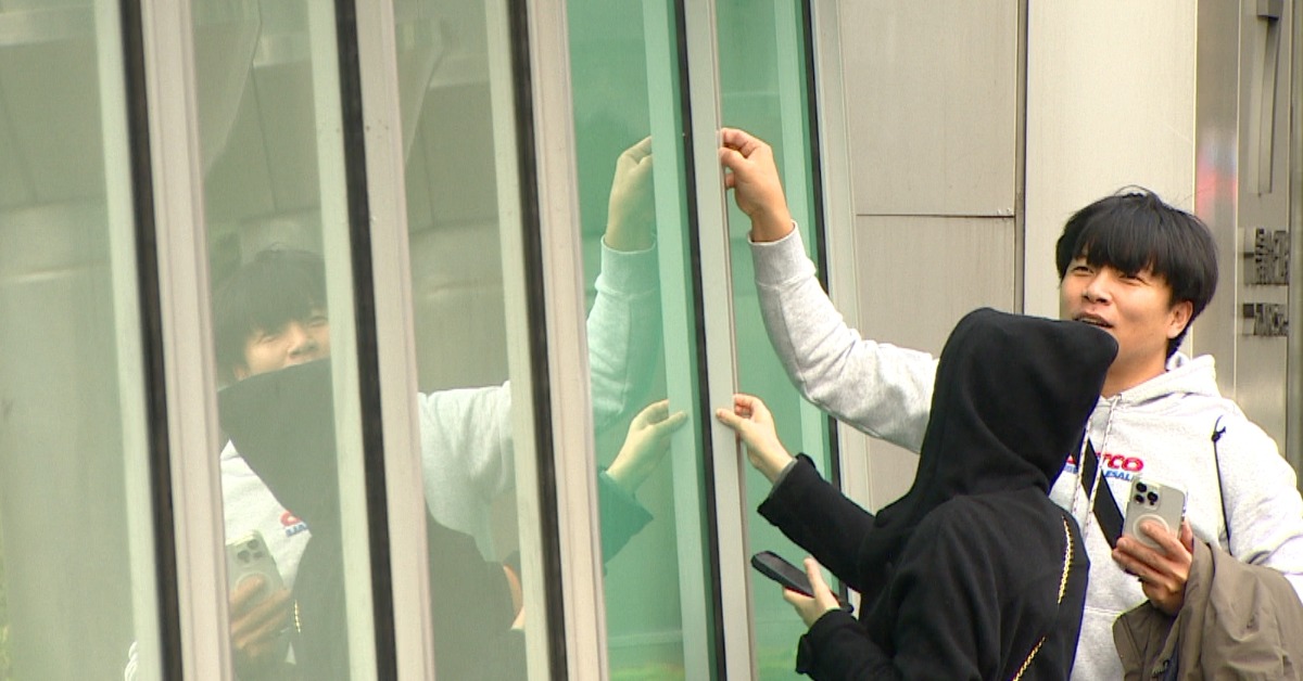 不少民眾好奇，101外牆到底有多滑。（圖／東森新聞）