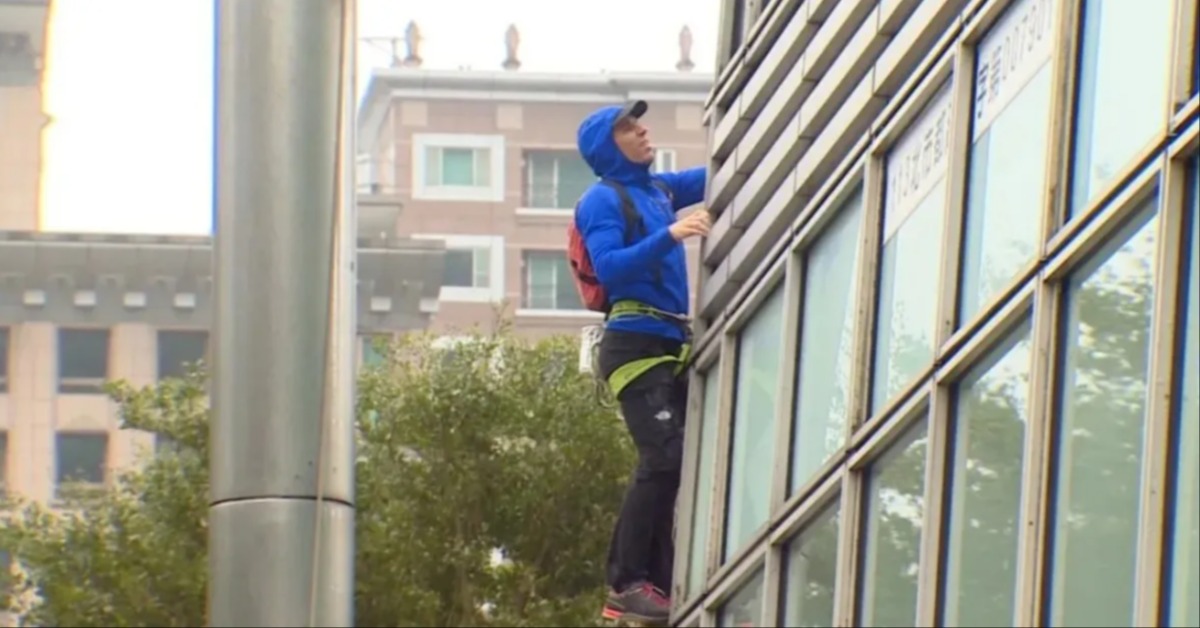 知名攀岩家霍諾德（Alex Honnold）將再度挑戰極限，計畫以全程無繩索、無安全裝備的方式，攀登全球最高摩天大樓之一的台北101。（圖／東森新聞）