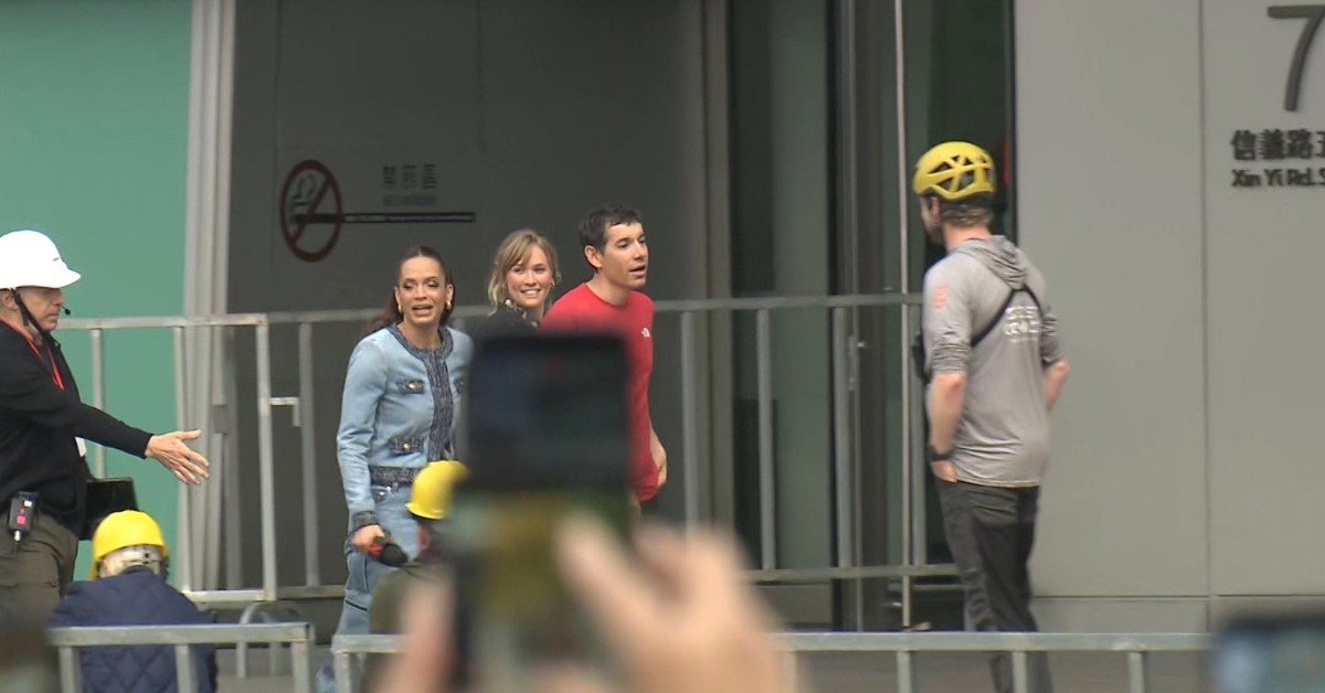 國際知名極限攀岩家霍諾德（Alex Honnold，紅衣者）即將攀登台北101。（圖／東森新聞）