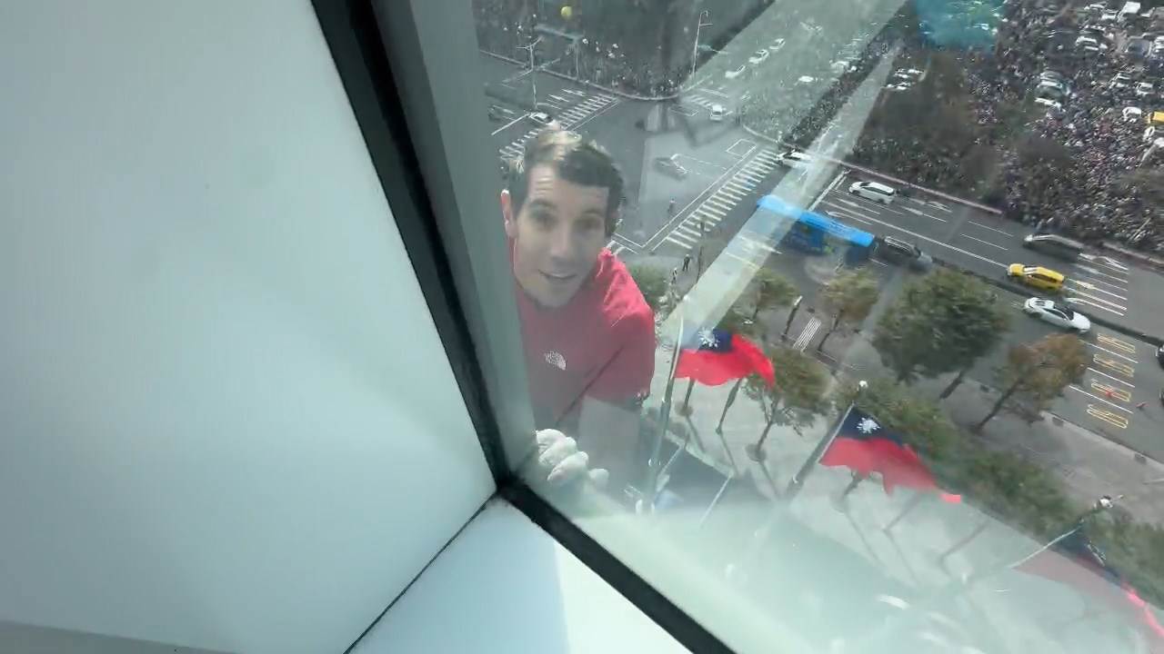 霍諾德爬101，向室內揮手。（圖／東森新聞）