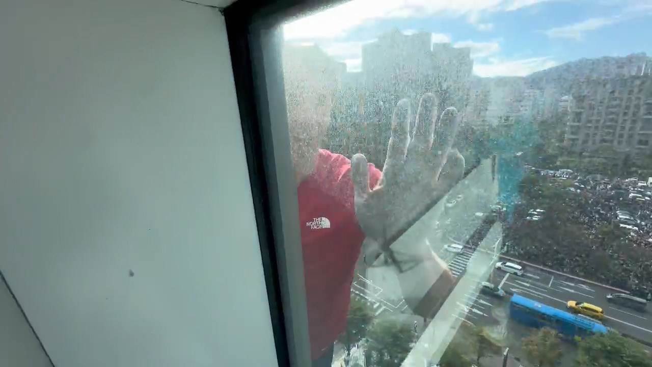 霍諾德爬101，向室內揮手。（圖／東森新聞）