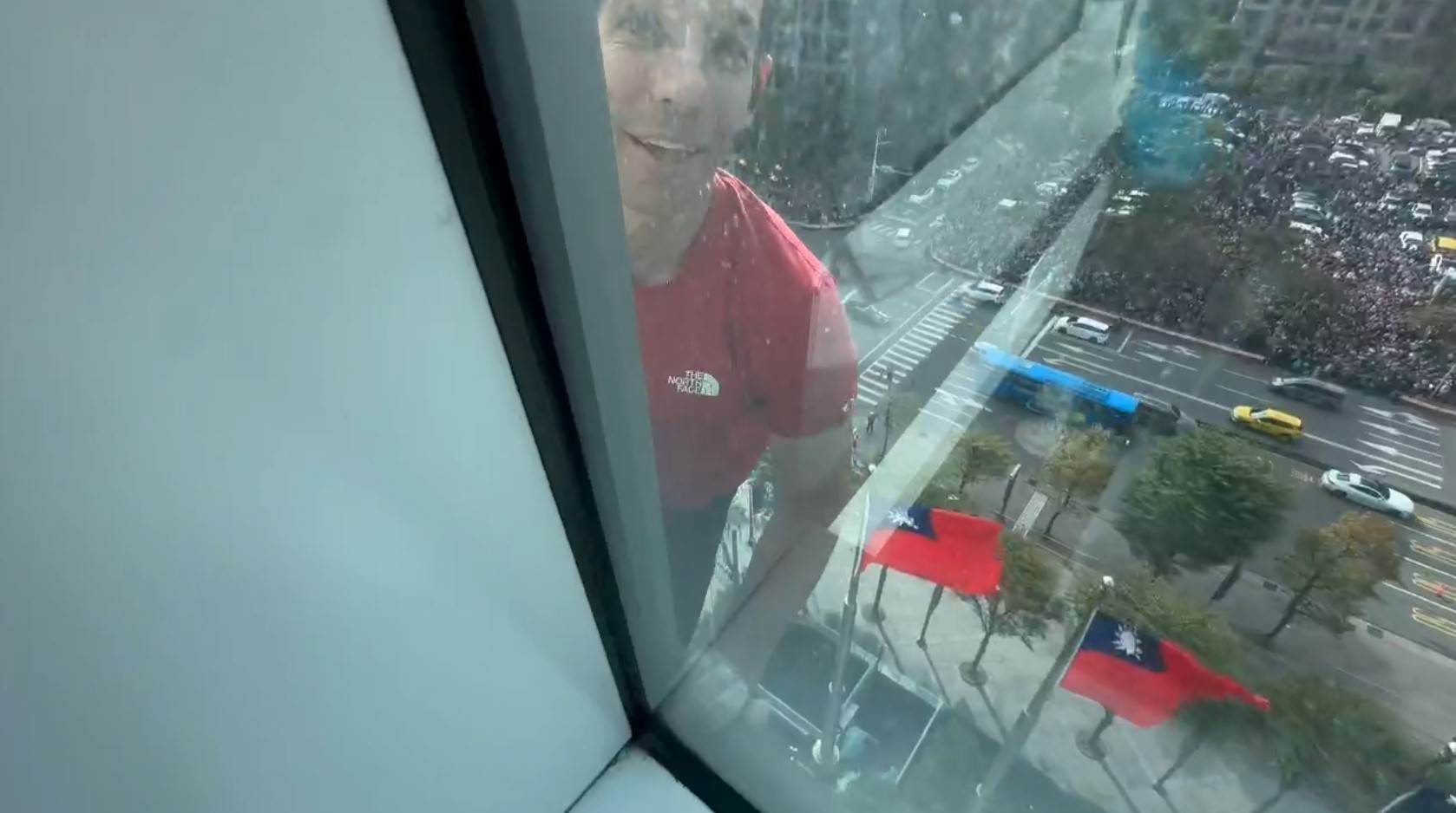 霍諾德通過6樓，神情輕鬆。（圖／東森新聞）