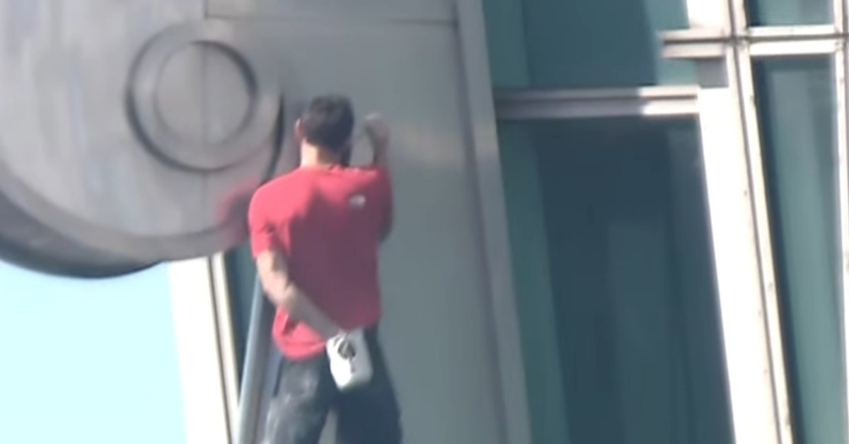 霍諾德爬過第四段dragon。（圖／東森新聞）