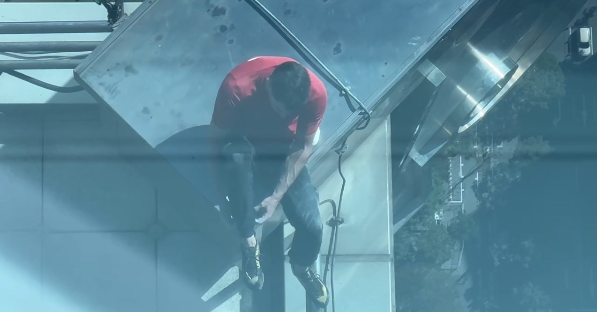 霍諾德整理褲腳。（圖／東森新聞）