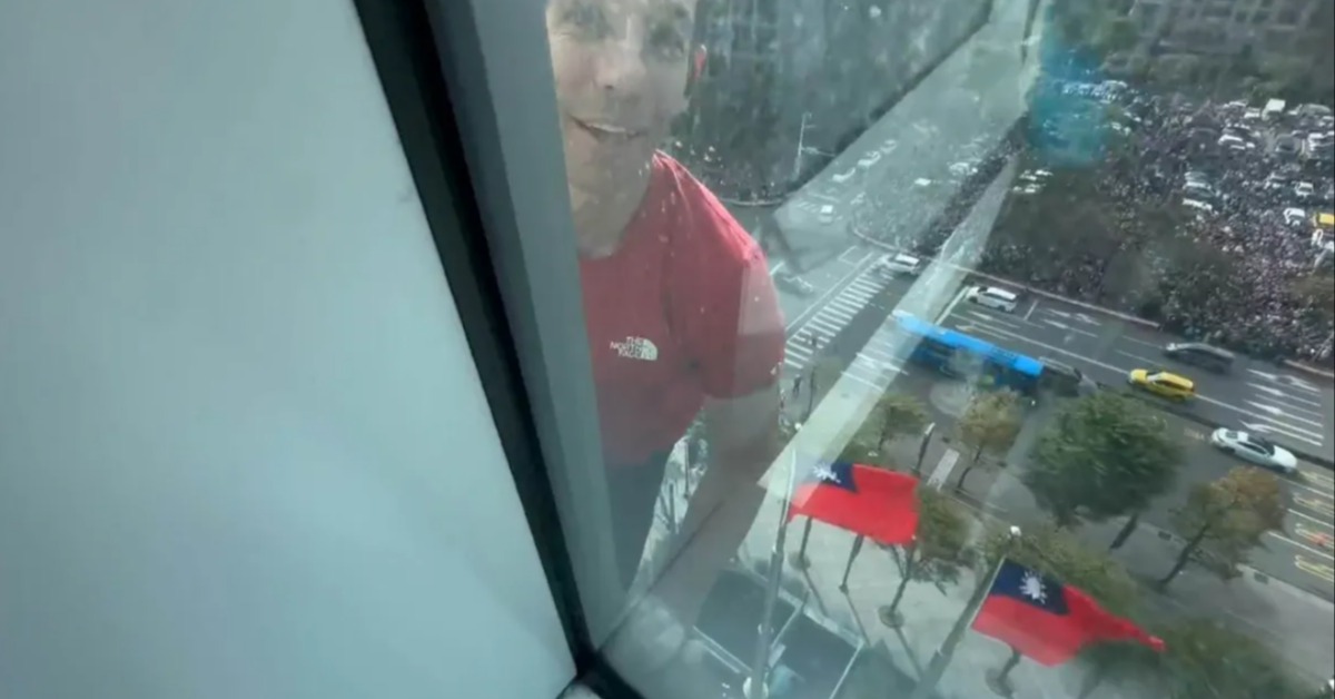 霍諾德通過6樓，神情輕鬆。（圖／東森新聞）