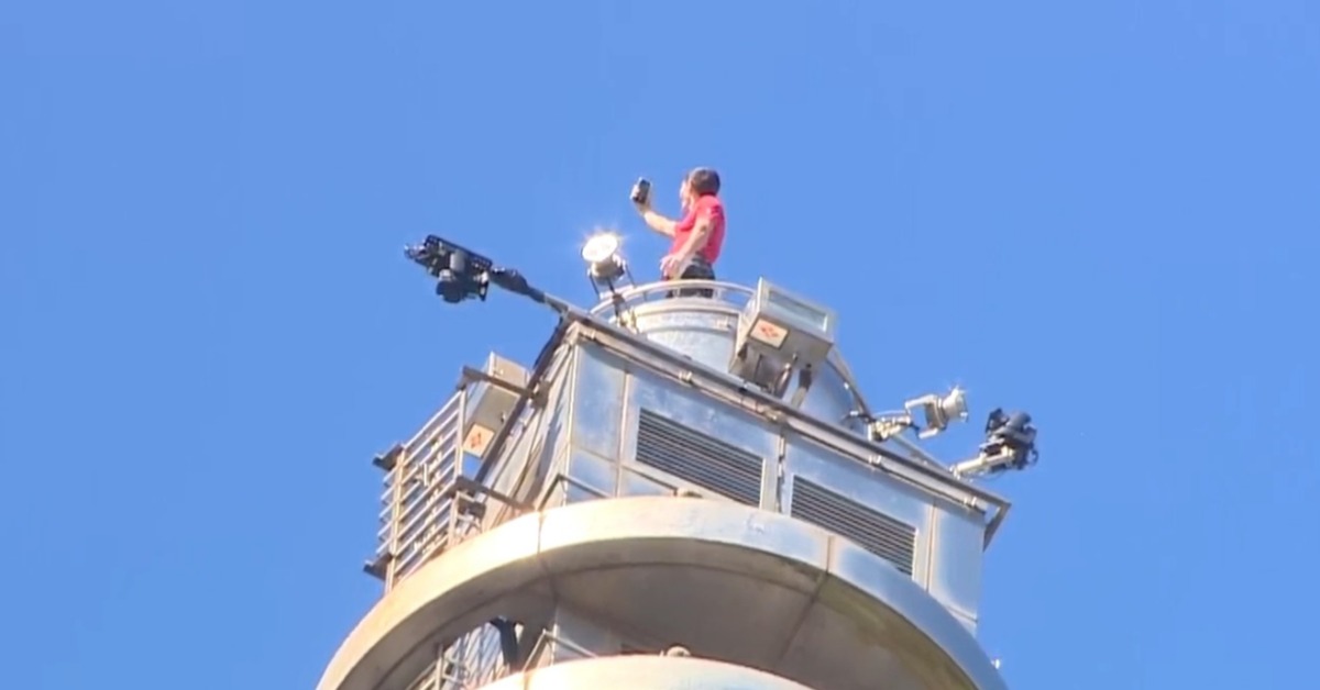 霍諾德爬101登頂後第一件事先拿手機自拍。（圖／東森新聞）