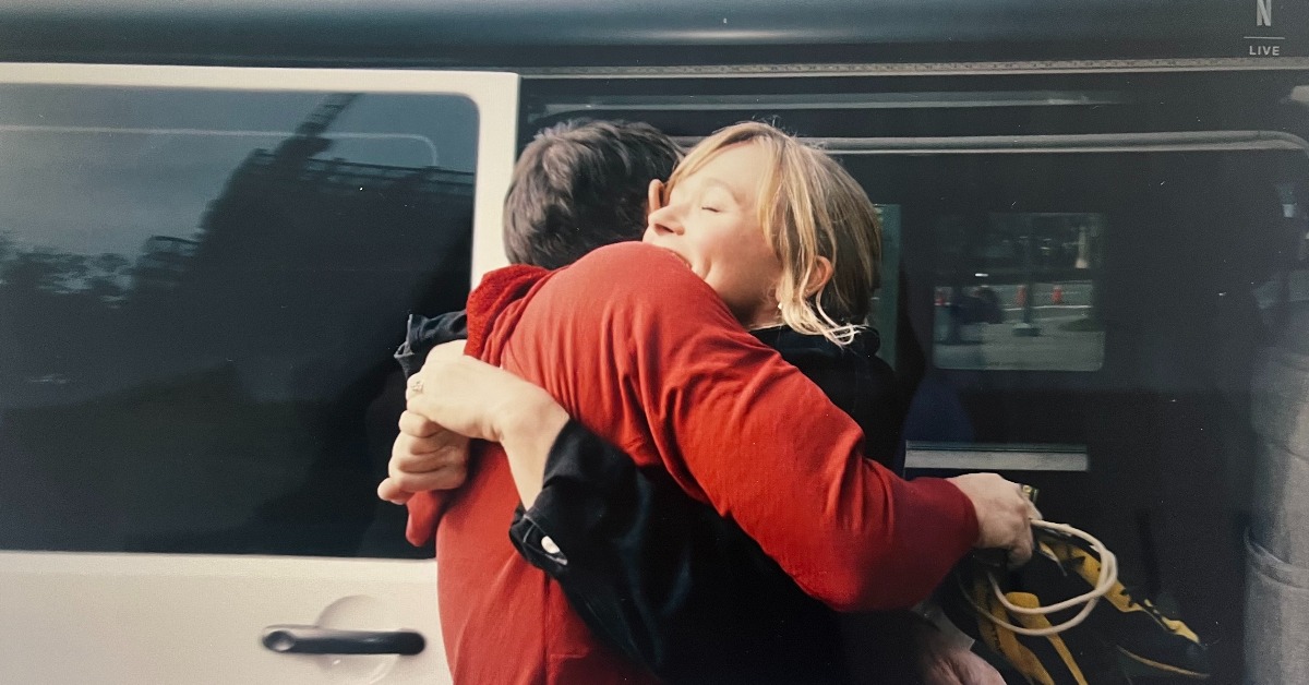 霍諾德在攀登挑戰開始前與愛妻桑尼緊緊相擁。（圖／翻攝自Netflix）