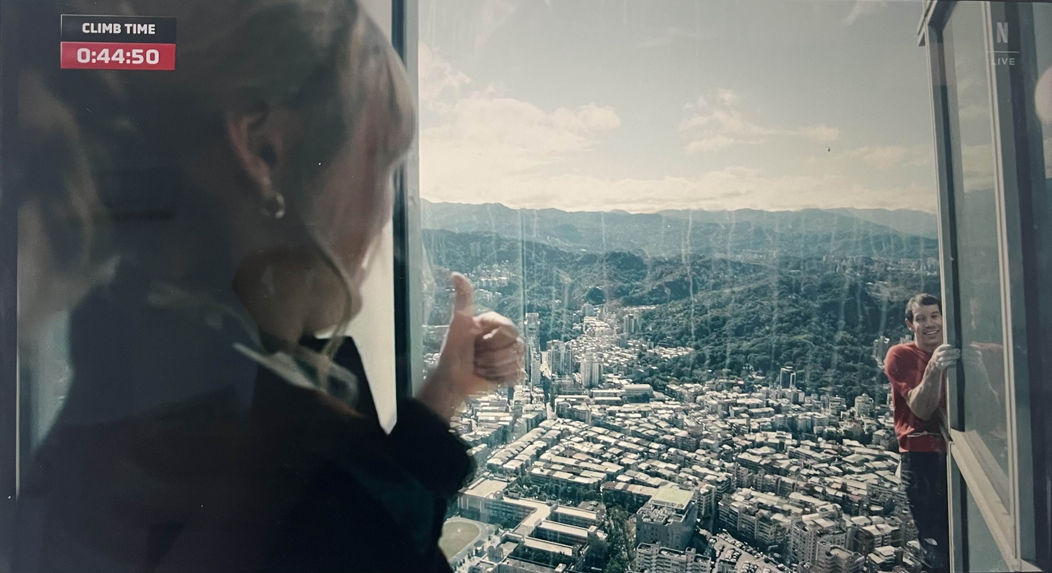 桑尼在60樓隔空為霍諾德加油。（圖／翻攝自Netflix）