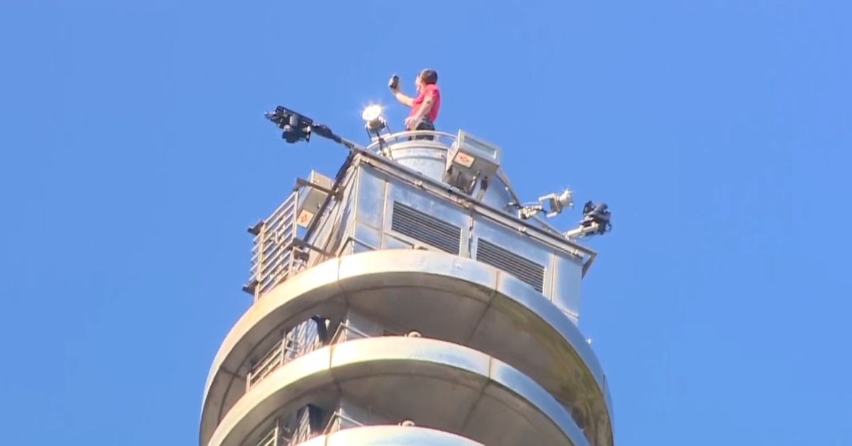 攀岩大神霍諾德僅花90分鐘，就以徒手攀登的方式，成功登頂台北101。（圖／東森新聞）