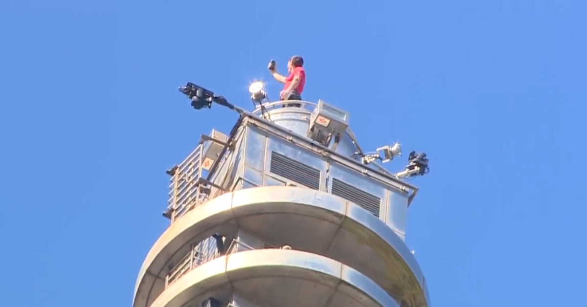 攀岩大神霍諾德只花90分鐘，成功登頂101。（圖／東森新聞）