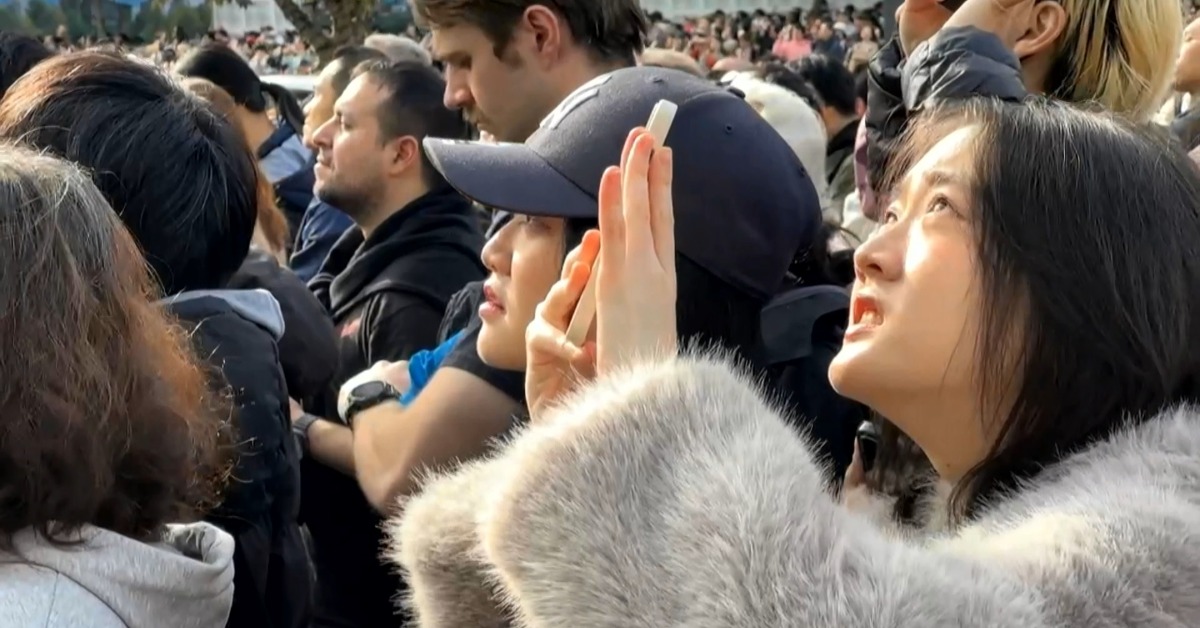 台北101外圍，清晨5點半就有民眾來卡位，搶占海景第一排。（圖／東森新聞）